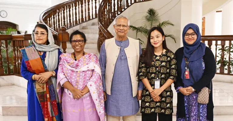 রোকেয়া পদকজয়ী নারীদর সঙ্গে প্রধান উপদেষ্টা